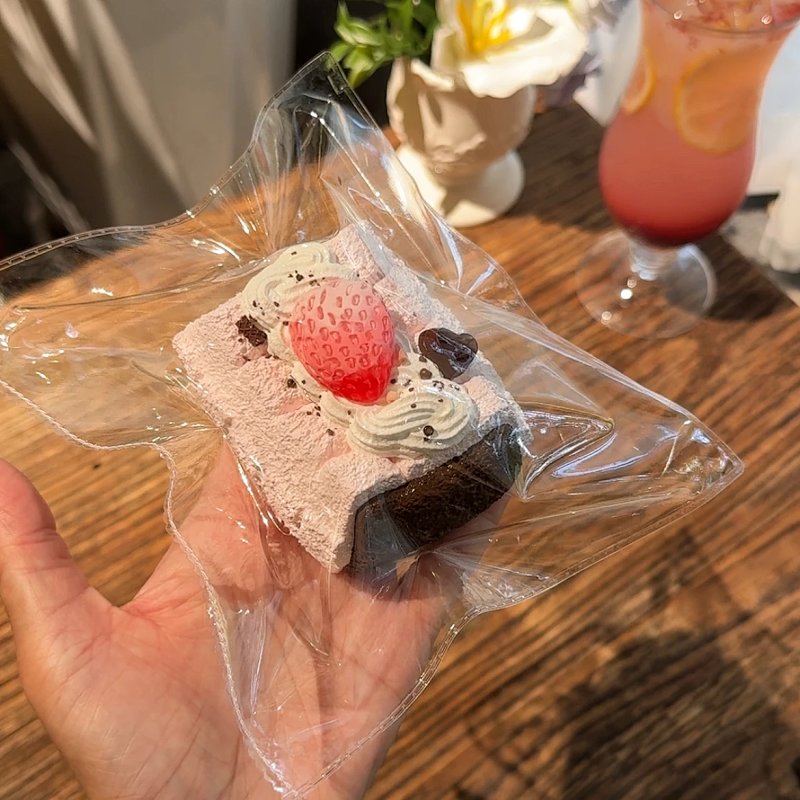 mokk  最新作スクイーズ     ストロベリーチョコレート